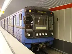 Zug ohne Angabe der Liniennummer, es wird nur das Fahrtziel angezeigt (Baureihe 81-717/714, Budapest)