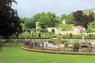 Blick über den Terrassengarten zur Stadtbefestigung und zum Schloss Blankenburg (Harz)
