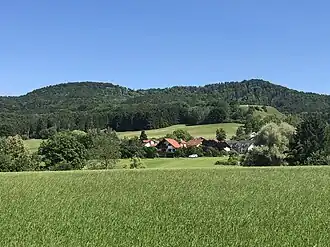 Links der Blasenberg, rechts der Heiligenkopf, im Vordergrund der Bisinger Ortsteil Thanheim