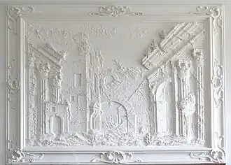 Blaues Haus: Stuck-Supraporte mit Vedute von Piranesi