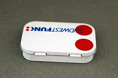 Blechdose mit Laschenscharnier