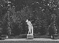 Klinger-Statue im Park