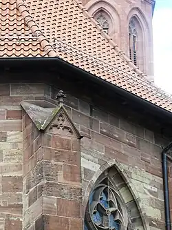 Chorstrebepfeiler mit Kreuzblume und Blendmaßwerk in der Giebelabdachung