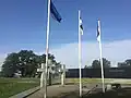 Drei Kreuze des Denkmals und drei estnische Flaggen