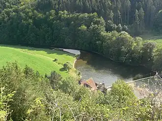 Blick von der Benediktushöhle auf die alte Wehranlage im Juli 2007