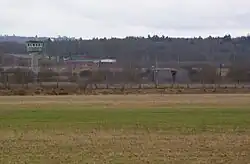Blick von Norden auf das Sonder­munitionslager mit Turm und Bunker