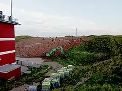 Blick zum Pinneberg im Herbst 2021 mit der Abraumhalde, die zwischen Radarturm und Gipfelkreuz angelegt wurde