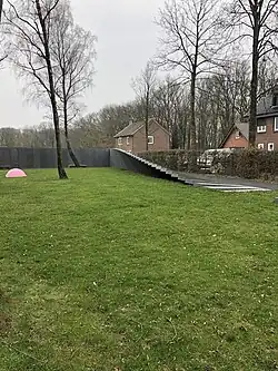 Blick auf die Gedenkmauer