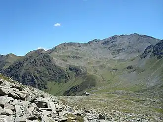 Blick auf die Lasörlinghütte im Glauret im hintersten Mullitztal. Im Hintergrund von links nach rechts: Gosachkofel (2536&nbsp;m), Gritzer Riegel (2736&nbsp;m), Wohl, Mullitztörl (2615&nbsp;m), Scheibe (2765&nbsp;m) und Hofspitze (2819&nbsp;m).