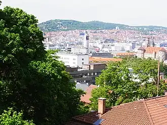 Der Birkenkopf (obere Bildmitte); Betrachtung vom Eugensplatz; der linke Höhenzug ist der Hasenberg