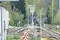 Blick in Fahrtrichtung Altötting auf den Mittelbahnsteig.