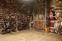 In Nischen angeordnet thematisierte die Objektsammlung Aspekte der Sportkultur und stellte sie in Bezug zu ihren Nachbarnischen.