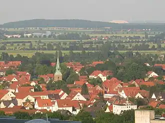 Blick vom Ebersberg auf Springe, im Hintergrund die Kalihalde des Kaliwerks Siegfried-Giesen