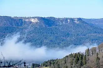 Blick vom Heersberg über das Eyachtal Richtung Balinger Berge, hier die fast 400 m hohe Nordflanke des Lochenhörnle zu sehen.