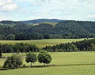 Blick vom Rathmannsdorfer Aussichtsturm zum Ungerberg mit dem markanten Mobilfunkturm