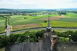 Blick von der Aussichtsplattform auf dem Bergfried nach Süden in das Leinetal. Man sieht von links nach rechts auf Nordstemmen, Mahlerten, Burgstemmen und Poppenburg.