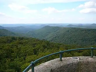 Blick vom Weißenberg über das Gräfensteiner Land, in Bildmitte Burg Gräfenstein