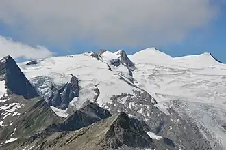 Kristallwand, Löbbenkopf, Innerer Knorrkogel und Äußerer Knorrkogel (im Bildvordergrund von links nach rechts). Dahinter das Hohe Gletscherdach und der Großvenediger.