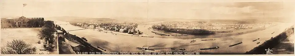 Blick von der Festung Ehrenbreitstein auf Koblenz 1919, über der Festung weht die Flagge der USA