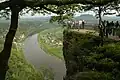 Touristen auf der Basteiaussicht (2011), der vordere Teil der Basteiaussicht wurde 2016 gesperrt und 2019 zurückgebaut