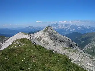 Blick von der Lungauer zur Steirischen Kalkspitze, im Hintergrund das Dachsteinmassiv