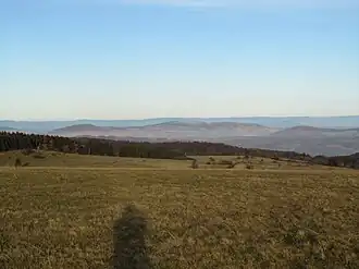 Blick aus der Rhön nach Nordosten zur Geba in der Bildmitte. Im Hintergrund der Thüringer Wald