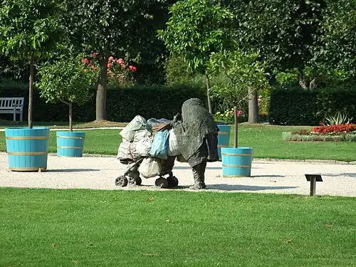 Rag and Bone With Bags (Lumpensammler) von Laura Ford bei „blickachsen&nbsp;7“, Schlossgarten von Bad Homburg (2009)
