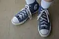 Fertig geschnürte Schuhe mit parallel verlaufenden Schnürösen-Reihen (hier bei einem Paar Chucks)