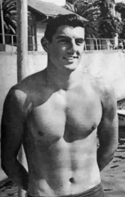 Božidar Stanišić ist auf diesem Schwarz-Weiß-Foto im Freien mit nacktem Oberkörper zu sehen.