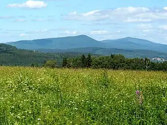Blick von Vyšný zum Bobík (l) und Boubín (r)