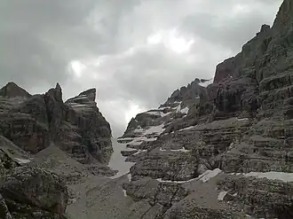 Der schneebedeckte Übergang Bocca di Tuckett mit der Cima Sella links darüber