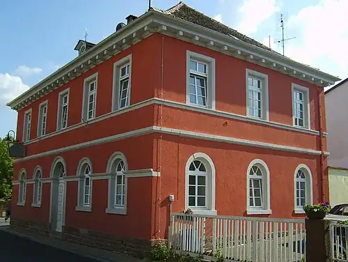 Weinstraße 53: ehemaliges Schul- und Rathaus