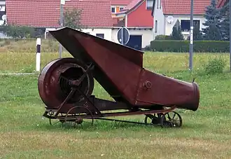 Ausstellungsstück vor der Mühle