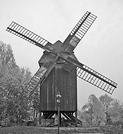 Bohnsdorfer Blockwindmühe aus dem 19.&nbsp;Jahrhundert (links) und 2005 (rechts) im Freigelände des Technikmuseums