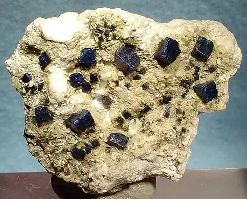 Derbes Gips-Aggregat mit eingelagerten Boleit-Würfeln (Größe: 4,8&nbsp;cm&nbsp;×&nbsp;3,6&nbsp;cm&nbsp;×&nbsp;1,7&nbsp;cm)