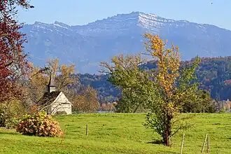 Ansicht von Bollingen über den Obersee, im Vordergrund die St. Meinrad Kapelle
