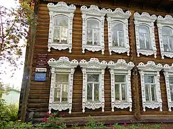 Holzhaus mit Schnitzereien, ursprünglich im Besitz des Kaufmanns Bagrow, heute Kinderbibliothek und Redaktion der Rajonzeitung