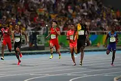 Zieleinlauf der 100-Meter-Staffeln 2016 (v.&nbsp;l.&nbsp;n.&nbsp;r.): Trinidad und Tobago (DSQ), Kanada (3), China (4), Japan (2), Jamaika (1), USA (DSQ)