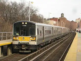 Ein Port-Washington-Branch-Zug der LIRR mit dem führenden M7 7799 fährt in den Bahnhof Flushing ein.
