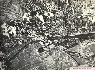 Gezielter amerikanischer Luftangriff auf Industriegebiete am 14. Oktober 1943. In einem rauchfreien Dreieck ist die Innenstadt-West zu erkennen