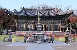 Das Hauptgebäude (Daeungjeon) des Tempels