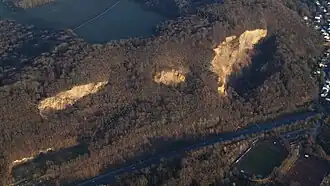 Luftaufnahme von Rabenlay (links) und Kuckstein. Im Hintergrund ein Acker von Oberholtorf
