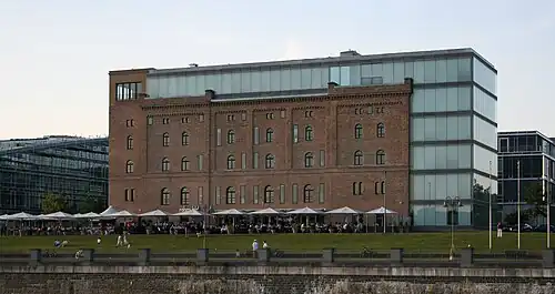 Ehemalige Rohmühle als Teil eines Büroneubaus, dahinter „Rheinwerk 1“