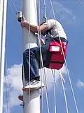Moderner Bootsmannstuhl am Mast einer Yacht