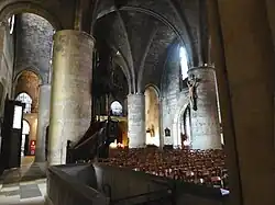 Mittelschiff Kreuz­rippen­gewölbe, Seiten­schiffs-„Kapellen“ mit quer­gestellten Spitztonnen