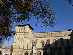 Seitenschiff mit frühgotischen Fenstern