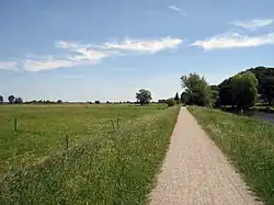 Weg durch die Borgfelder Wümmewiesen bei „Niedrigewasser“