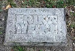 Gedenkstein für Erika Welke. Inschrift: Erika Welke. Mitbegründerin des Botanischen Gartens † 2009