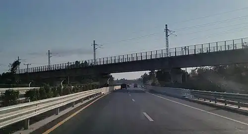 Die Bahnstrecke Boten–Vientiane kreuzt die Autobahn