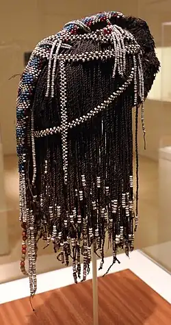 Weiblicher Kopfschmuck aus dem Volk der Mbukushu aus der Zeit zwischen 1900 und 1950 aus dem Gebiet zwischen Botswana und Namibia